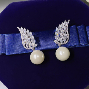 Boucles d'oreilles élégantes en forme d'aile d'ange pour femmes, avec perles et pierres scintillantes, à porter au quotidien, bijoux cadeaux, vente en gros - Product Image 1