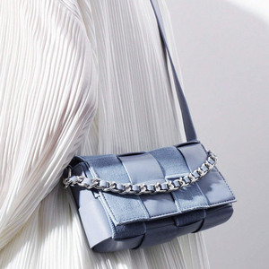 <span class=keywords><strong>Sac</strong></span> à bandoulière mini en denim bleu clair personnalisé avec empiècements tissés et poignée chaîne argentée – <span class=keywords><strong>Sac</strong></span> à <span class=keywords><strong>main</strong></span> tendance pour femme - Product Image 6