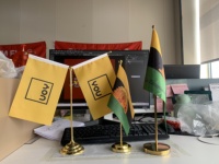 Affichage de produits personnalisé drapeau de table imprimé double face drapeau de bureau avec support et poteau en métal vente en gros