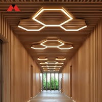 Plafond acoustique en aluminium Alumtimes avec finition imitation bois, plafond linéaire en métal ignifuge pour bureaux modernes et hôpitaux