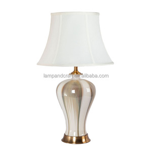Lampe de table en céramique chinoise avec abat-jour en tissu de lin et base dorée pour les marchés américain, britannique et moyen-oriental - Product Image 3