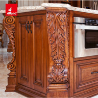 Armoire de cuisine classique en bois massif d'acajou patiné, avec panneaux surélevés, détails et moulures artisanales sculptés à la main, pour villa