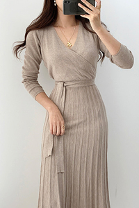 All'ingrosso 2025 coreano Chic autunno stile francese <span class=keywords><strong>con</strong></span> scollo a V <span class=keywords><strong>in</strong></span> <span class=keywords><strong>pizzo</strong></span> <span class=keywords><strong>in</strong></span> vita sottile sopra il ginocchio <span class=keywords><strong>abito</strong></span> lungo plissettato <span class=keywords><strong>in</strong></span> <span class=keywords><strong>maglia</strong></span> - Product Image 6