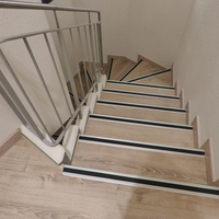 Escalier droit flottant Prima, support invisible personnalisé, marches antidérapantes en chêne, escalier droit pour villa