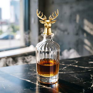 Carafe à <span class=keywords><strong>whisky</strong></span> en verre côtelé <span class=keywords><strong>de</strong></span> luxe sans plomb, faite à la main, 28 oz, <span class=keywords><strong>avec</strong></span> bouchon élégant en forme <span class=keywords><strong>de</strong></span> tête <span class=keywords><strong>de</strong></span> <span class=keywords><strong>cerf</strong></span> – Bouteille créative en forme <span class=keywords><strong>de</strong></span> tête <span class=keywords><strong>de</strong></span> <span class=keywords><strong>cerf</strong></span> pour vin et spiritueux - Product Image 1
