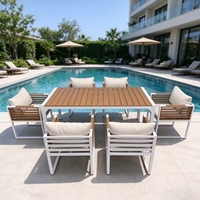 Ensemble de salle à manger d'extérieur en aluminium avec chaises à lattes en bois, plateau de table en WPC, mobilier de patio et de jardin