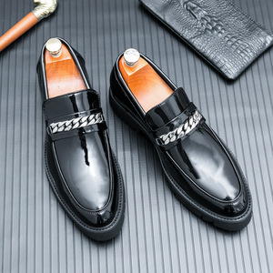 Mocasines de <span class=keywords><strong>charol</strong></span> negro para <span class=keywords><strong>hombre</strong></span> con cadena plateada y suela gruesa, sin cordones, de vestir, ¡Gran oferta! - Product Image 4