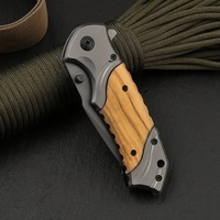 Couteau de poche tactique de chasse portable en acier inoxydable avec manche en bois d'olivier gravé, lame dentelée, pointe tombante, pliable, gris titane