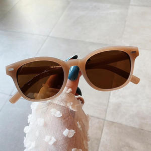 Lunettes de soleil polarisées UV400 pour femmes Qianai, verres AC, rivets à points, style rétro, monture noire, J4-20138 - Product Image 3