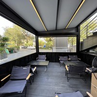 Stores enrouleurs d'extérieur personnalisés, coupe-vent et imperméables, stores pour fenêtres et terrasses