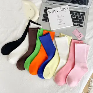 Nuovo arrivo di alta qualità tinta unita calze di media lunghezza per il tempo libero traspirante calze di cotone studente Pop calzini per le donne