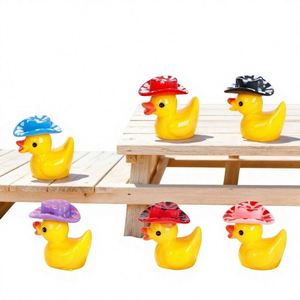 Sombrerito de plástico tridimensional de color sólido con forma de patito, material para accesorios de joyería DIY, pequeños adornos de pato, venta al por mayor - Product Image 1