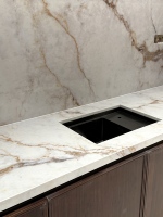 Comptoirs de cuisine/entrepôt en pierre de quartz artificielle Calacatta à veines dorées, surface pleine, imprimés en 3D, grandes dalles, certifiés NSF