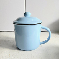 Ensemble de tasses et soucoupes en porcelaine à motif émaillé