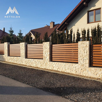 Clôture de confidentialité extérieure en aluminium noir de haute qualité avec conception de poinçonnage industriel pour la confidentialité et l'accès aux portes
