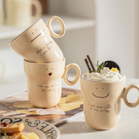 Vente en gros de tasses en céramique personnalisées à visage souriant mignon tasses à thé en grès tasses à lait petit déjeuner avec logo décalcomanies