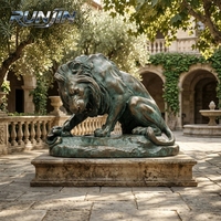 Statue d'art métallique extérieure en bronze moulé, grand format, patine antique, représentant un lion féroce écrasant un serpent, sur le thème de la faune, fabrication sur mesure