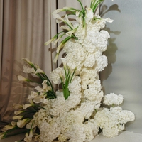 Centre de table de mariage luxueux en hydrangeas artificiels blancs, arrangement floral en cascade pour la décoration de réceptions et de fêtes