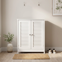 Armoire d'angle triangulaire moderne en MDF blanc pour salles de bain, avec double porte à persiennes, design gain de place pour hôtels