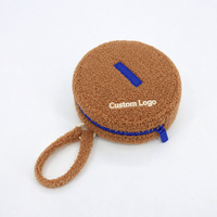 Pochette de maquillage mini en polaire bouclée avec patch en silicone bleu, style décontracté pour les sorties quotidiennes, sac cosmétique portable avec poignée à boucle