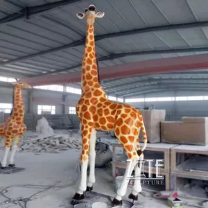 Zoológico al aire libre adornos tamaño de la vida animal resina estatua de fibra de vidrio de jirafa escultura