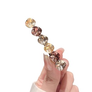 Une épingle à cheveux avec un seul clip, un clip pour une frange de style diamant, et un clip pour une <span class=keywords><strong>coiffure</strong></span> en forme de bec de canard. - Product Image 1