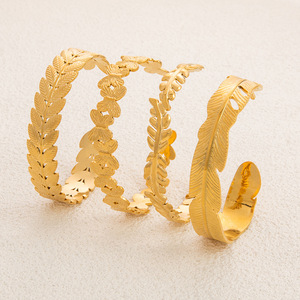 กำไลข้อมือสแตนเลสสตีลลายขนนก ชุบทอง 18K แบบเปิดกว้าง เครื่องประดับแฟชั่นสำหรับทุกเพศ - Product Image 4