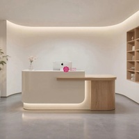 Comptoir d'accueil moderne style bois Yicheng en gros, idéal pour les instituts de formation, les boutiques et les salons de beauté