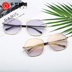 Lunettes de soleil rétro Qianai, monture dorée, verres dégradés roses, UV400, unisexe, design polygonal irrégulier - Product Image 4