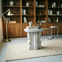 Socle en marbre gris de style artistique sculptural, adapté aux espaces d'art modernes et minimalistes et aux salons design.