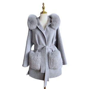 IN SALDO QIUCHEN - QC21004 <span class=keywords><strong>Cappotto</strong></span> da Donna in Misto Lana con Collo e <span class=keywords><strong>Tasche</strong></span> in <span class=keywords><strong>Pelliccia</strong></span> di Volpe Nero - Product Image 1