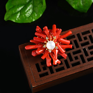 Broches Rojos de Alta Calidad Personalizados de Hongzhuo, Corsage de Flores para Mujer con Diseño de Estambres de Perla - Product Image 5
