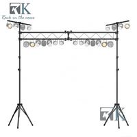 Une paire de supports de treillis d'éclairage de scène manivelle des supports de tour de trépied Dj