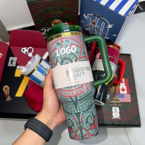 Venta al por mayor: Vaso térmico de acero inoxidable de 40 oz con asa y pajita, ideal para fans del deporte, regalo perfecto para el Mundial 2026. - Product Image 4