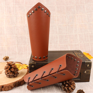 Accessoire de costume de <span class=keywords><strong>ranger</strong></span> médiéval : Cape à capuche en velours, Chemise en lin à lacets, Ceinture en cuir celtique, Protège-poignets à rivets, Porte-clés squelette - Product Image 6