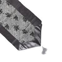 Chemin de table élégant en argent et noir, style baroque floral, avec bordure en satin et pompons, pour la décoration de table de mariage, d'hôtel ou de banquet