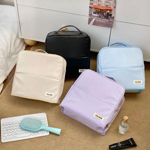 Trousse de Maquillage Portable sur Pied pour Voyage avec Miroir Intégré, Grande Capacité, Organisateur Doté de Compartiments et d'une Poche en Filet - Product Image 1