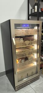 Golf Clubhouse HumidorGlass Gabinete de escritorio Pantalla LED Pequeño Humidor de cigarros - Product Image 3