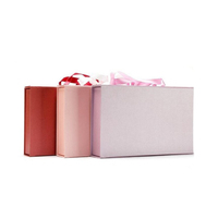 Vente en gros de cartons cadeaux en papier de carton rigide gaufré imprimé boîtes magnétiques avec poignées de ruban pour l'emballage de cadeaux artisanaux