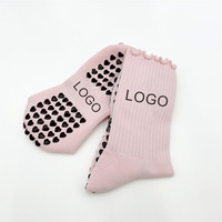 Chaussettes de yoga et de pilates pour femmes, respirantes, antidérapantes, multicolores, avec logo brodé personnalisé, volants et coussinets de soutien de la voûte plantaire