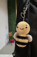 Porte-clés poupée abeille en crochet fait main, mignon dessin animé en coton, breloque de sac Amigurumi, porte-clés animal personnalisé, jouet en peluche doux pour bébé