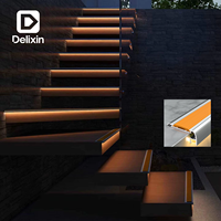 Profilés d'angle lumineux en L pour marches d'escalier en alliage d'aluminium avec bandes antidérapantes et éclairage LED pour ligne de production