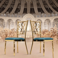 Chaise blanche moderne et confortable de luxe, avec structure en métal doré durable, pour événements et mariages