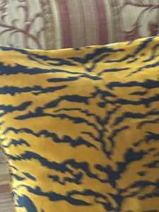 Housse de coussin en velours de coton imprimé Tigre Doré Moutarde : Sublimez votre intérieur avec un style sauvage luxueux pour la maison moderne. - Product Image 4