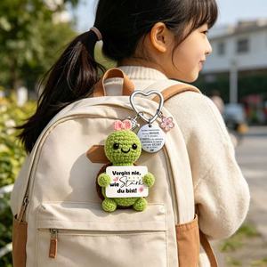 Un llavero <span class=keywords><strong>de</strong></span> tortuga hecho a mano adornado con una etiqueta inspiradora que dice Nunca olvides cuánto eres poderoso, como regalo. - Product Image 3