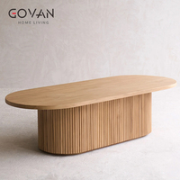 Cette table basse en bois massif de style scandinave convient à une utilisation dans les salles d'accueil familiales et les hôtels