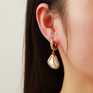 ต่างหูสแตนเลสทรงหยดน้ำประดับมุกเทียม ดีไซน์เรขาคณิต ชุบทอง 18k สำหรับผู้หญิง สวมใส่ได้ทุกวัน - Product Image 2