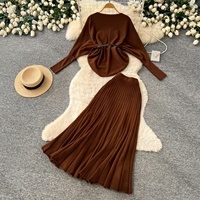 Ensemble deux pièces tricoté haut de gamme style décontracté pour femme, avec haut à manches longues et jupe mi-longue taille haute amincissante, idéal pour l'automne