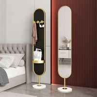 Miroir sur pied minimaliste sans cadre avec piédestal en marbre et bordure dorée pour usage domestique