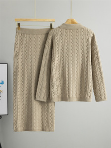 Completo in Maglia Taglia Unica per Donna, Elegante e Giovanile Stile Primaverile, Maglione a Collo Alto con Lavorazione a Trecce e Gonna Abbinata - Product Image 2